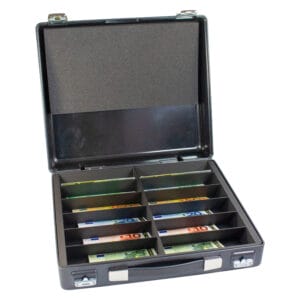 Geldtransportkoffer mit Euro-Scheinen, offenes Fach sichtbar.