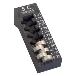 Münzzähler mit Stapeln von Münzen und Skalenwerten.