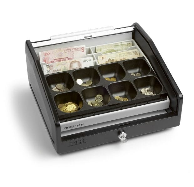 Offene Geldkassette mit Münzen und Scheinen.