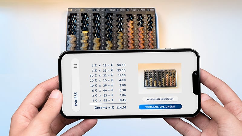 Münzzählung mit Smartphone für Kassenabrechnung.